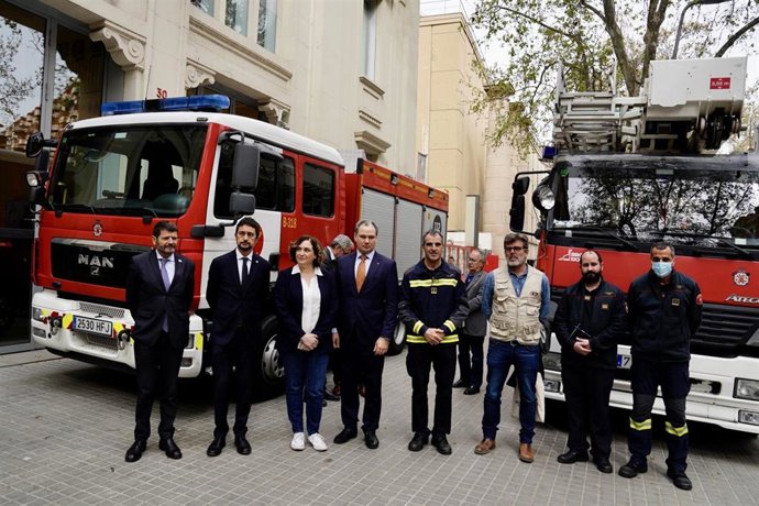 La alcaldesa de Barcelona, Ada Colau, el teniente de alcalde de Seguridad, Albert Batlle, el presidente del Puerto de Barcelona, Dami Calvet, y el cónsul de Ucrania en Barcelona, Artem Vorobyov, junto a los vehículos de Bomberos que enviarán a Kiev.