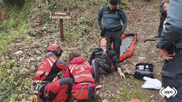Trasladada al hospital San Agustín una mujer que resultó herida mientras realizaba una ruta en Cudillero.