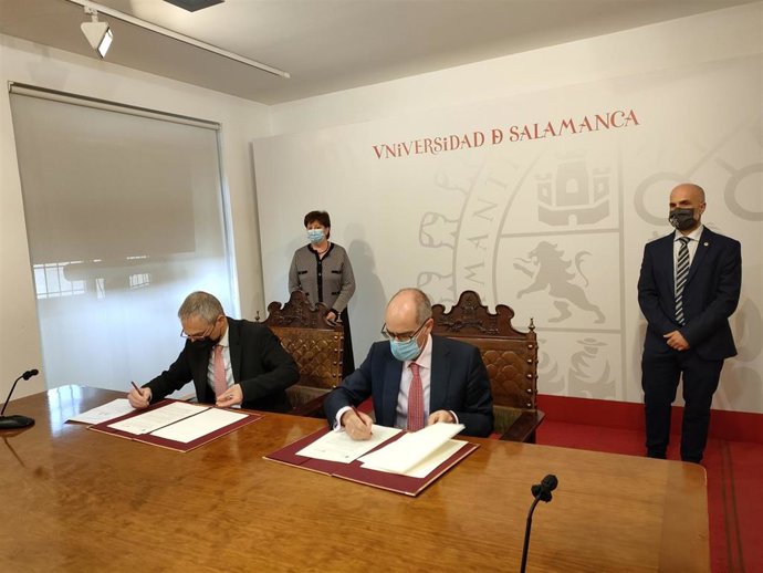 El rector de la USAL, Ricardo Rivero (i), y el presidente de la Diputación, Javier Iglesias (d), en la firma del convenio.