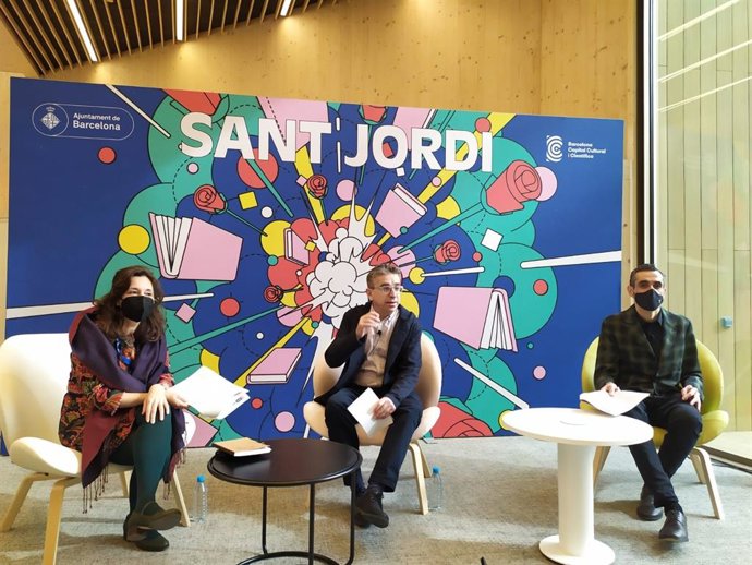 El teniente de alcalde de Cultura de Barcelona, Jordi Martí; el gerente del Consorci de Biblioteques de Barcelona, Ferran Burguillos; y la directora de la Biblioteca Gabriel García Márquez, Neus Castellano; este martes en rueda de prensa.