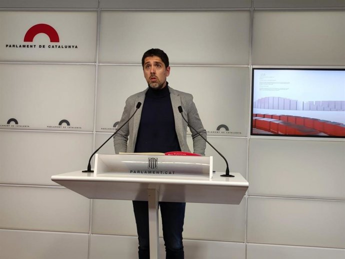 El portavoz de los comuns en el Parlament, David Cid, en rueda de prensa en la Cámara catalana