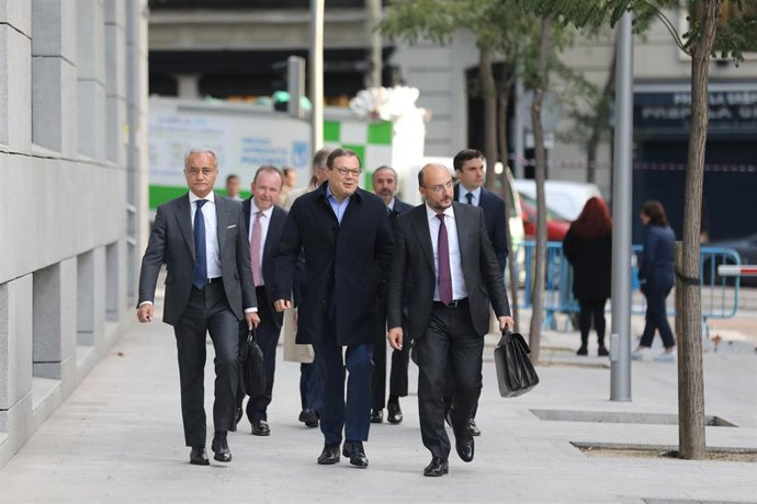Archivo - El magnate ruso, Mikhaíl Fridman (centro), a su llegada a la  Audiencia Nacional, donde comparecerá ante el juez, Manuel García Castellón, por su presunta responsabilidad en las maniobras empresariales que llevaron a la quiebra a la mercantil 