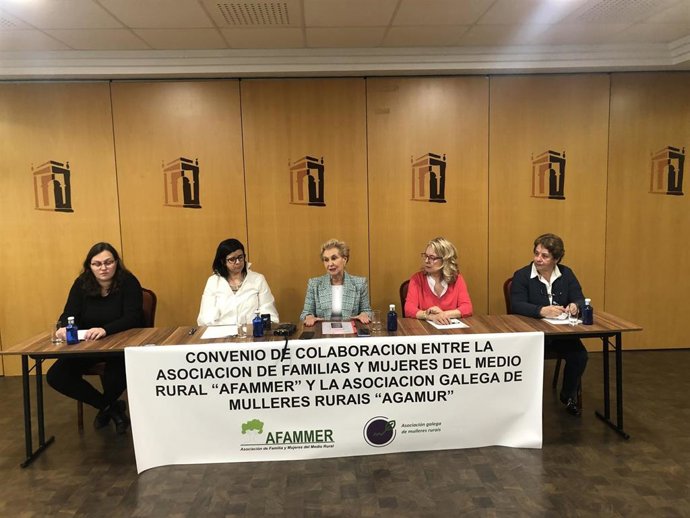La presidenta de Agamur, María Eugenia Medina, junto a la presidenta de Afammer, Carmen Quintanilla, durante el acto de firma del convenio entre las dos asociaciones.