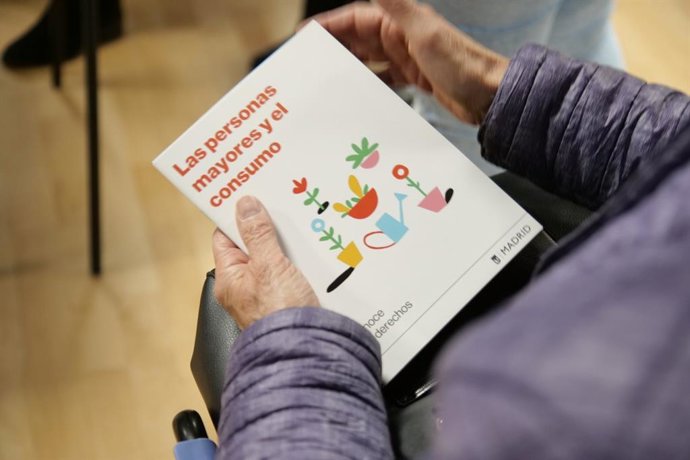 Madrid lanza una guía de compras para mayores