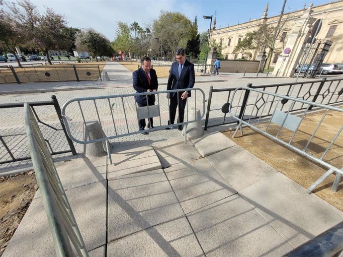 El portavoz de Cs en el Ayuntamiento de Sevilla, Álvaro Pimentel (derecha), con el concejal Lorenzo López en el solar arreglado frente al Rectorado de la Universidad de Sevilla.