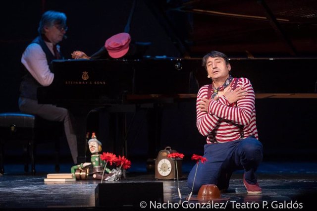 Archivo - Carmelo Gómez junto al pianista Mikhail Studyonov durante la representación de 'A vueltas con Lorca'.
