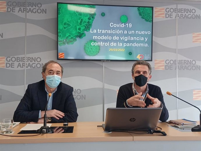 El director general de Salud Pública del Gobierno de Aragón, Francisco Javier Falo, y el gerente del Servicio Aragonés de Salud, José María Arnal.