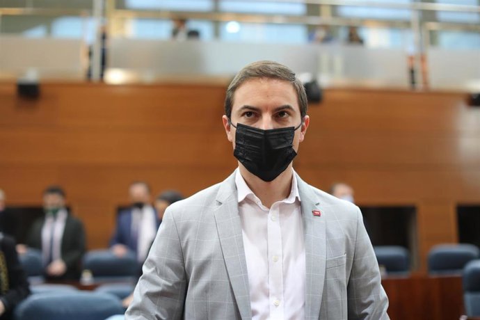 El secretario general del PSOE-M, Juan Lobato, en una sesión plenaria en la Asamblea de Madrid, a 24 de marzo de 2022, en Madrid (España). El pleno gira en torno al debate sobre el Proyecto de Ley de medidas urgentes para el impulso de la actividad econ