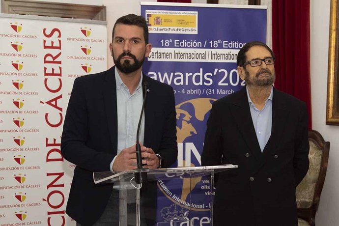 El diputado de Reto Demográfico y Turismo de la Diputación de Cáceres, Álvaro Sánchez Cotrina, junto al presidente de CINVE, Jesús Manuel Guirau, en la presentación del concurso internacional