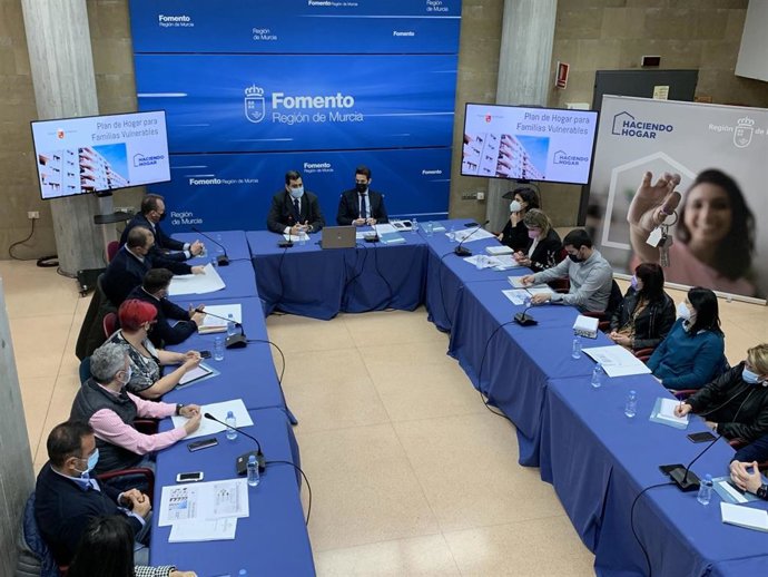 El consejero de Fomento e Infraestructuras, José Ramón Díez de Revenga, acompañado por el director de Vivienda, José Francisco Lajara, durante la presentación del Plan de hogar para familias vulnerables a los ayuntamientos.