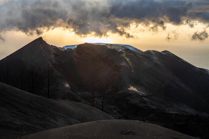 Archivo - Vista del cono volcánico de Cumbre Vieja, en La Palma