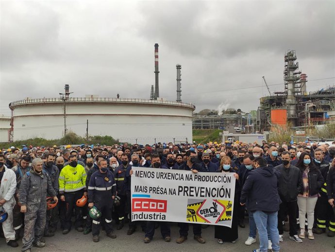 Concentración celebrada este martes a las puertas de la refinería de A Coruña por el sindicato CC. OO. Para denunciar mejores medidas de prevención tras el accidente sucedido el sábado en las instalaciones por el que ha fallecido un operario