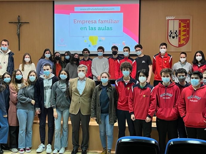 Algunos de los alumnos del San José de Valladlid en su visita a Cascajares.