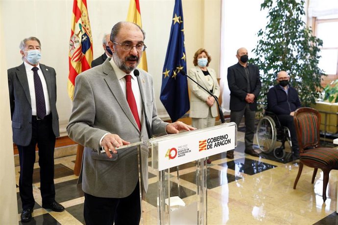 El presidente del Gobierno de Aragón, Javier Lambán, con la consejera de Ciudadanía, María Victoria Broto, y los agentes sociales y económicos.