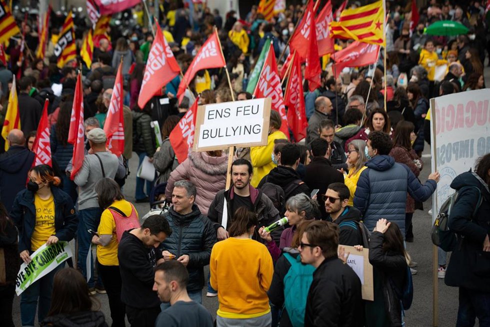 Un grupo de manifestantes portan carteles y banderas de diferentes sindicatos mientras cortan Jardinets de Grcia con Avenida Diagonal, como parte de las movilizaciones por la huelga educativa, a 29 de marzo de 2022, en Barcelona
