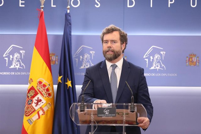 El portavoz parlamentario de Vox, Iván Espinosa de los Monteros, interviene en una rueda de prensa previa a una reunión de la Junta de Portavoces, en el Congreso de los Diputados, a 22 de marzo de 2022, en Madrid (España).