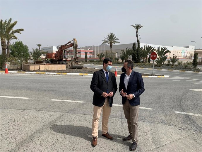 El consejero de Fomento e Infraestructuras, José Ramón Díez de Revenga, y el alcalde de Abanilla, José Antonio Blasco, visitan las obras de la nueva rotonda