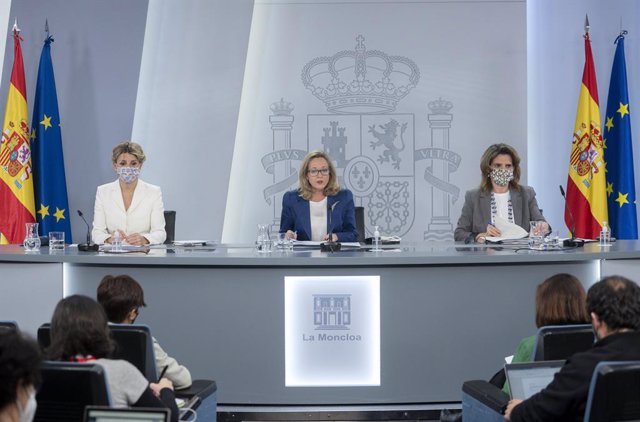 (I-D) La vicepresidenta segunda y ministra de Trabajo y Economía Social, Yolanda Díaz; la vicepresidenta primera y ministra de Asuntos Económicos y Transformación Digital, Nadia Calviño; y la vicepresidenta tercera y ministra para la Transición Ecológica 