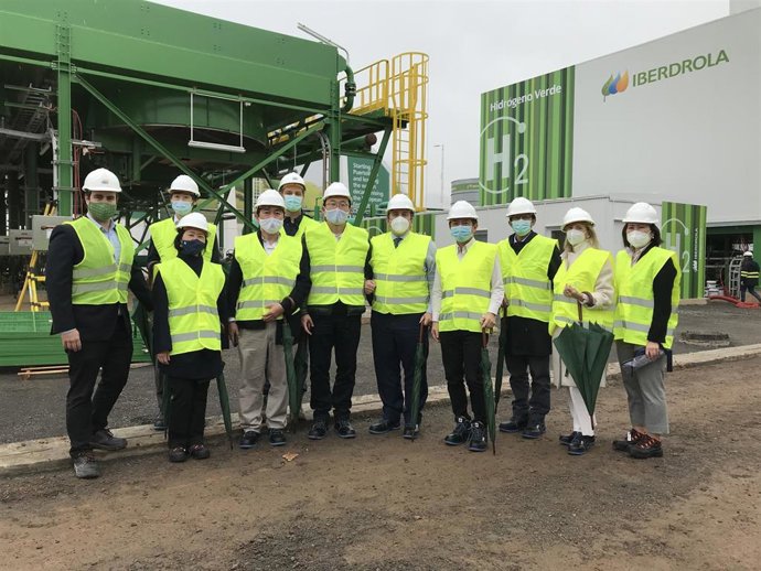 Una delegación japonesa visita la planta de Iberdrola en Puertollano.