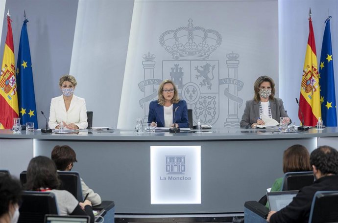 (I-D) La vicepresidenta segunda y ministra de Trabajo y Economía Social, Yolanda Díaz; la vicepresidenta primera y ministra de Asuntos Económicos y Transformación Digital, Nadia Calviño; y la vicepresidenta tercera y ministra para la Transición Ecológic