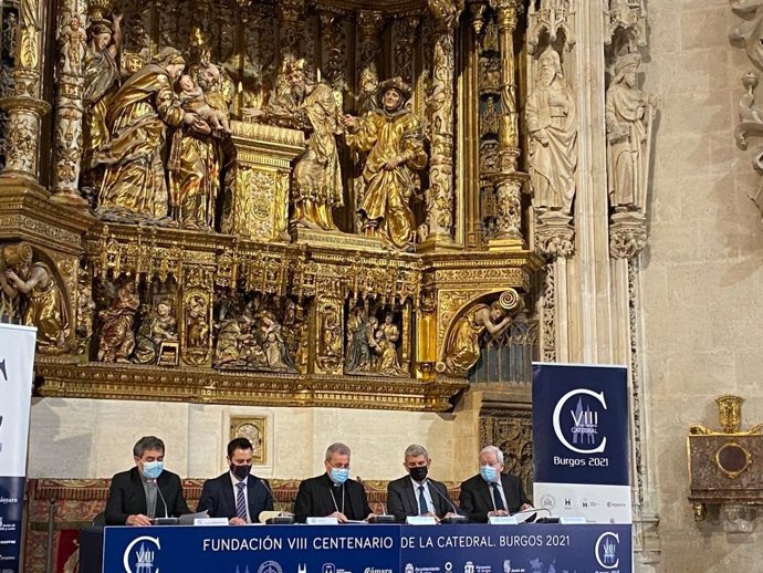 El deán de la Catedral de Burgos, Vicente Rebollo, el alcalde, Daniel de la Rosa, el arzobispo Mario Iceta, el presidente de la Corporación RTVE, José Manuel Pérez, y el vicepresidente de la Fundación de la Catedral, Antonio Miguel Méndez Pozo.