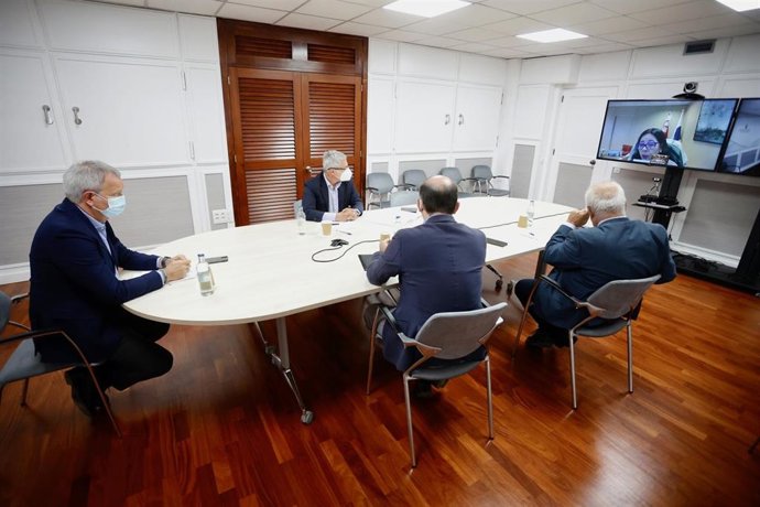 Reunión entre el consejero de Transportes del Gobierno de Canarias, Sebastián Franquis, la federación de transportistas y la consejera de Educación, Manuela Armas, para acatulizar los contratos del transporte escolar