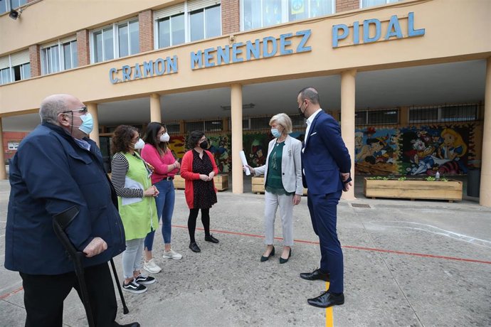 La Consejera De Educación Y Formación Profesional, Marina Lombó, Visita El CEIP Ramón Menéndez Pidal