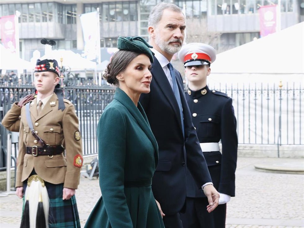 Los Reyes, a su llegada a la Abadía de Westmister para asistir a la misa de Acción de Gracias en honor al Príncipe Felipe de Grecia