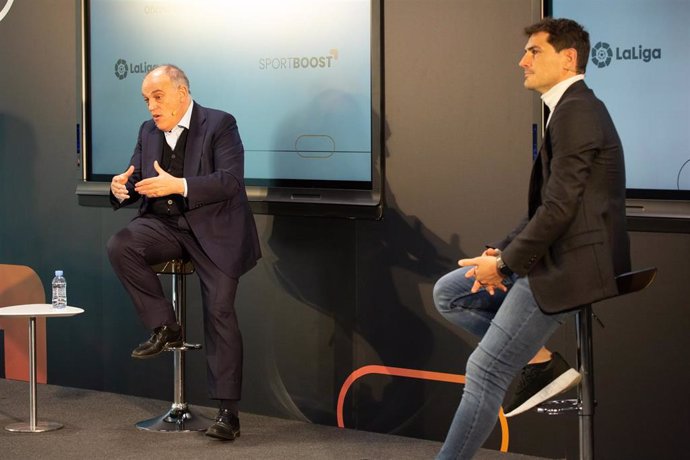 Javier Tebas, presidente de LaLiga (Izquierda) e Iker Casillas, ICON de LaLiga y fundador de SportBoost (derecha, en la presentación de la Oficina del Emprendimiento del Jugador.