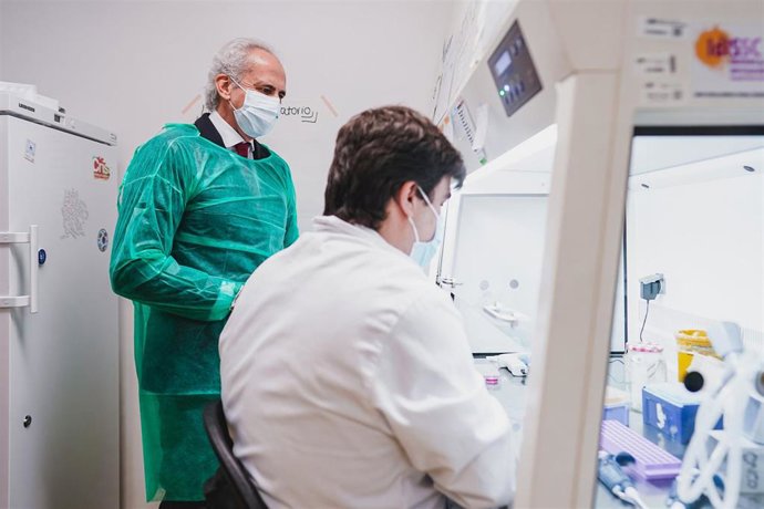 Escudero visita la nueva Unidad de Terapias Experimentales en Cáncerr del Hospital Clínico San Carlos