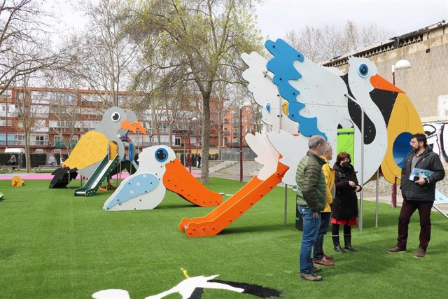 Visita de los concejales Alberto Bustos y María Sánchez a la zona de juegos infantiles renovada.