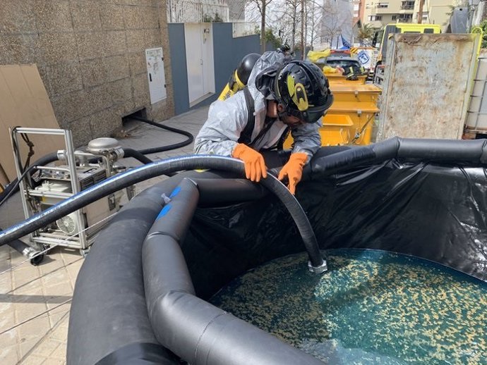 Bomberos retiran 13.000 litros de agua contaminada con gasoil tras una fuga en un edificio de Chamartín