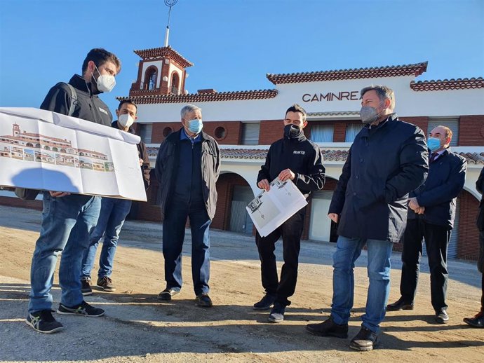 El consejero José Luis Soro visita las obras de rehabilitación de la estación de Caminreal.