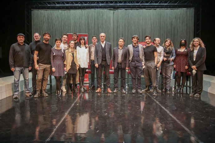 El alcalde Antonio Muñoz ha acudido a la presentación del estreno absoluto de 'El Público', el nuevo espectáculo de Teatro Clásico de Sevilla.