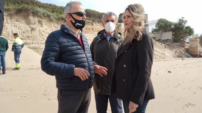 María Ponce, senadora y diputada provincial de Cs, junto a los representantes de la Plataforma Salvemos las Playas de El Portil y Nuevo Portil.