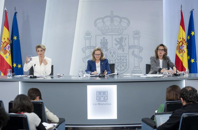 (I-D) La vicepresidenta segunda y ministra de Trabajo y Economía Social, Yolanda Díaz; la vicepresidenta primera y ministra de Asuntos Económicos y Transformación Digital, Nadia Calviño; y la vicepresidenta tercera y ministra para la Transición Ecológic