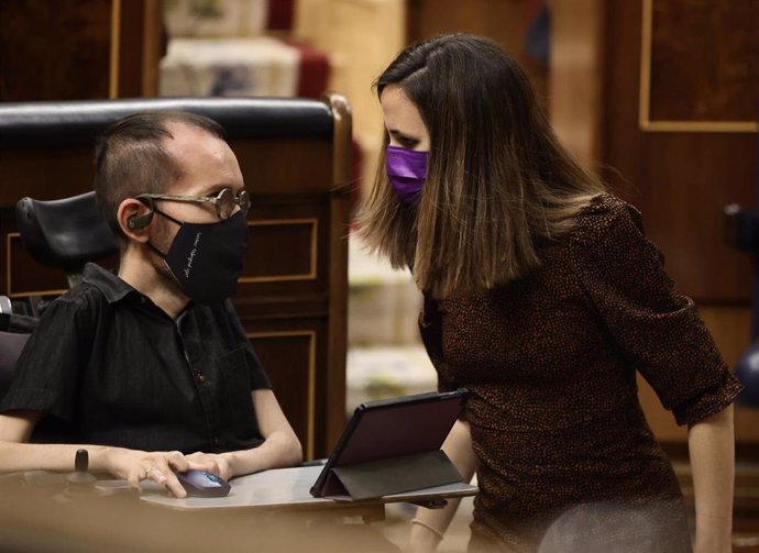 El portavoz de Unidas Podemos en el Congreso, Pablo Echenique, y la secretaria general de Podemos y ministra de Derechos Sociales, Ione Belarra