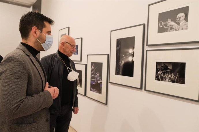 El diputado de Cultura, Alejandro Moyano, con el fotógrafo Pablo Juliá.