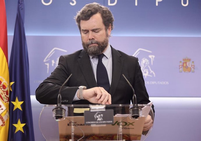 El portavoz parlamentario de Vox, Iván Espinosa de los Monteros, comparece después de la Junta de Portavoces, en el Congreso de los Diputados, a 29 de marzo de 2022, en Madrid (España).