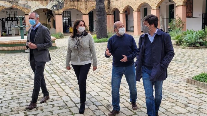 La delegada de Educación y Deporte de la Junta en Huelva, Estela Villalba, ha visitado este martes las obras de ampliación y reforma de la Escuela de Arte León.