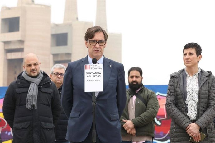El primer secretario del PSC, Salvador Illa, con la alcaldesa de Sant Adri de Bess, Filo Cañete, y miembros de su equipo.