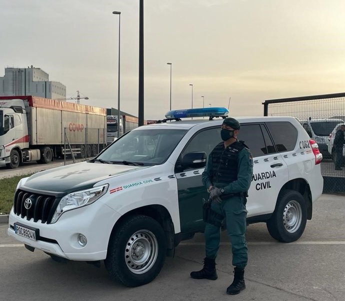 Dispositivo de la Guardia Civil para acompañar a camiones durante la huelga de transportistas.