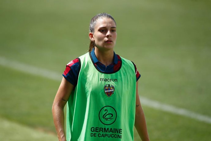 Archivo - Gio Queiroz of Levante looks on during the women friendly football match played between Atletico de Madrid and Levante UD at Ciudad Deportiva Wanda Alcala de Henares on august 14, 2021, in Alcala de Henares, Madrid, Spain.