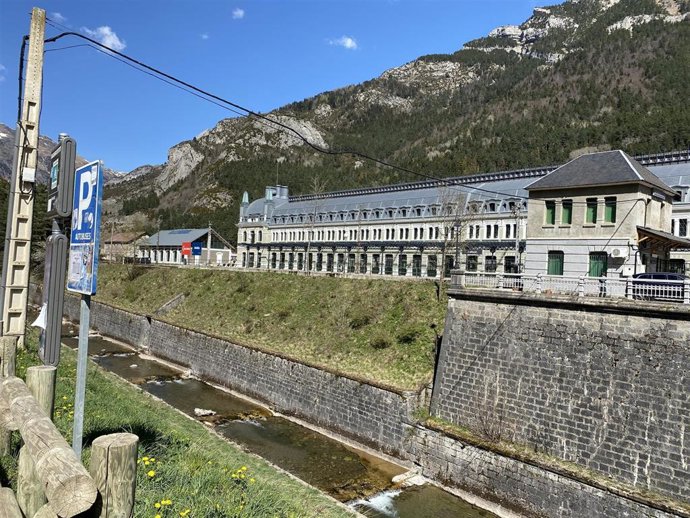 Archivo - Exterior de la antigua estación ferroviaria de Canfranc.