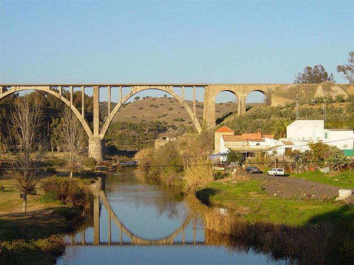 Puente que cruza el Huesna y une las estaciones de El Pedroso y Villanueva del Río-Minas.