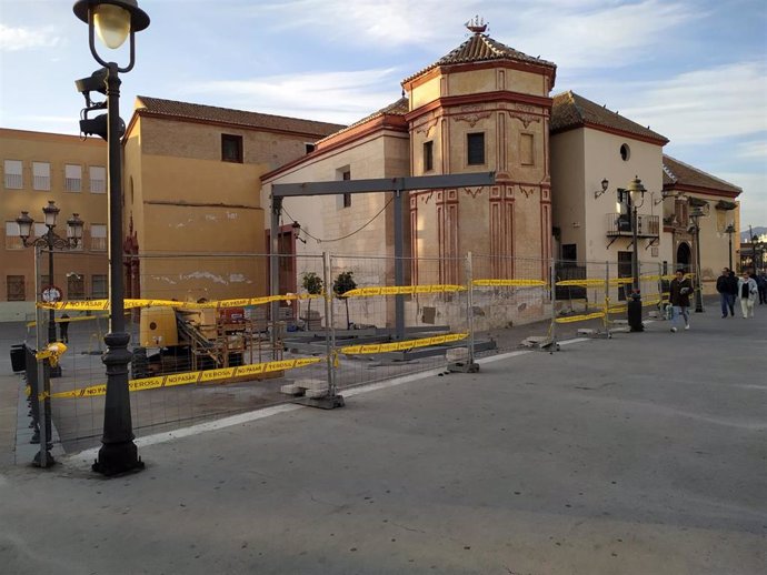 Pérgola que se está instalando junto a la iglesia de Santo Domingo en Málaga capital y que ha levantado polémica ciudadana