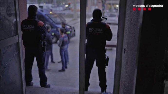 Archivo - Dos agentes del operativo antidroga