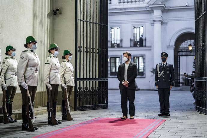 Gabriel Boric, presidente de Chile, recibe honores de la Guardia de Palacio