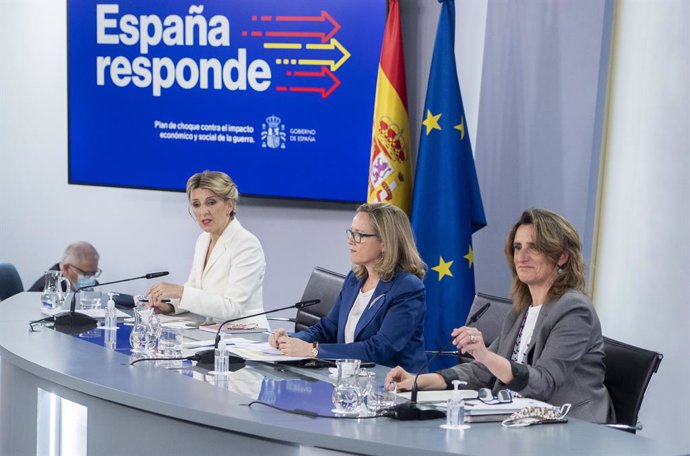 (I-D) La vicepresidenta segunda y ministra de Trabajo y Economía Social, Yolanda Díaz; la vicepresidenta primera y ministra de Asuntos Económicos y Transformación Digital, Nadia Calviño; y la vicepresidenta tercera y ministra para la Transición Ecológic