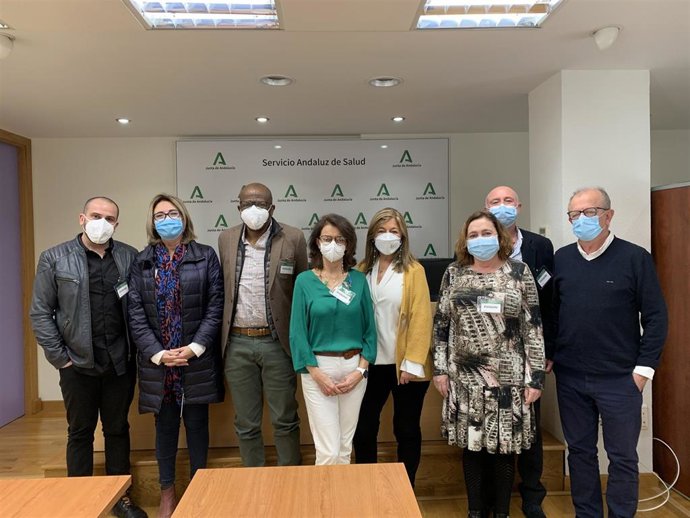 Francisco Estudillo y María del Carmen Guerrero, profesionales de Enfermería que realizan asistencia urológica funcional en los hospitales universitarios de Puerto Real y Puerta del Mar.